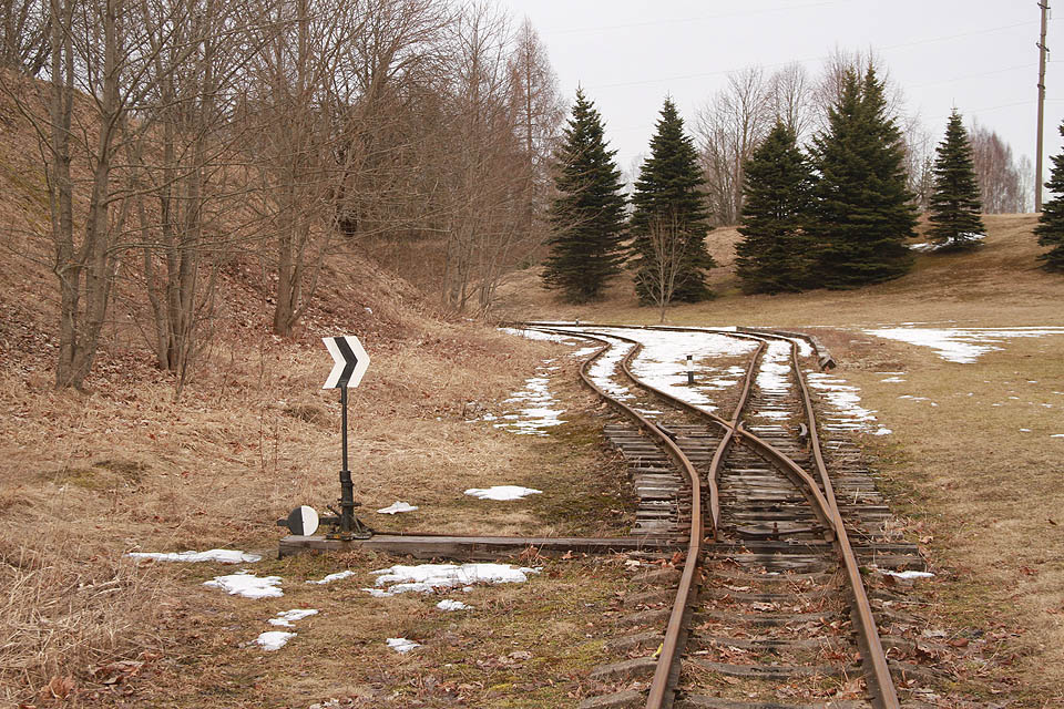 Zpět do Lavassaare k výtopně a dvojkolejnému nádražíčku u silnice, kde v létě na své cestující čekají úzkokolejné vláčky.