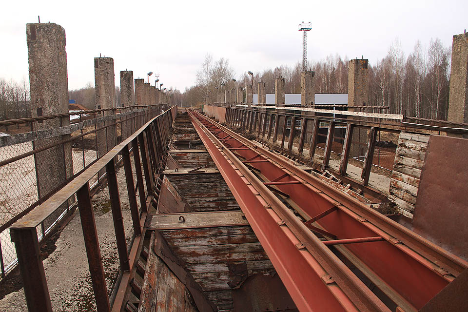 Nová úzká kolej zde byla instalována teprve nedávno, snad v očekávání světlých zítřků železniční přepravy rašeliny.