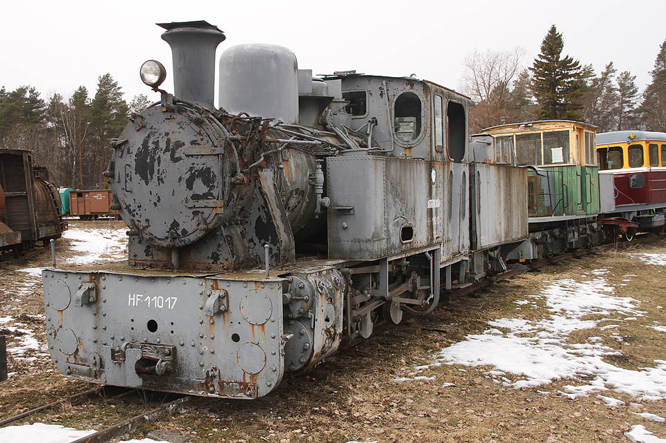 Kořistní německá lokomotiva Henschel 945 byla vyrobena za války v roce 1941 v polském Chrzanówě (tehdy Krenau) a v Lavassaare pod číslem HF-11017 zatím pouze čeká na svoje znovuzrození.