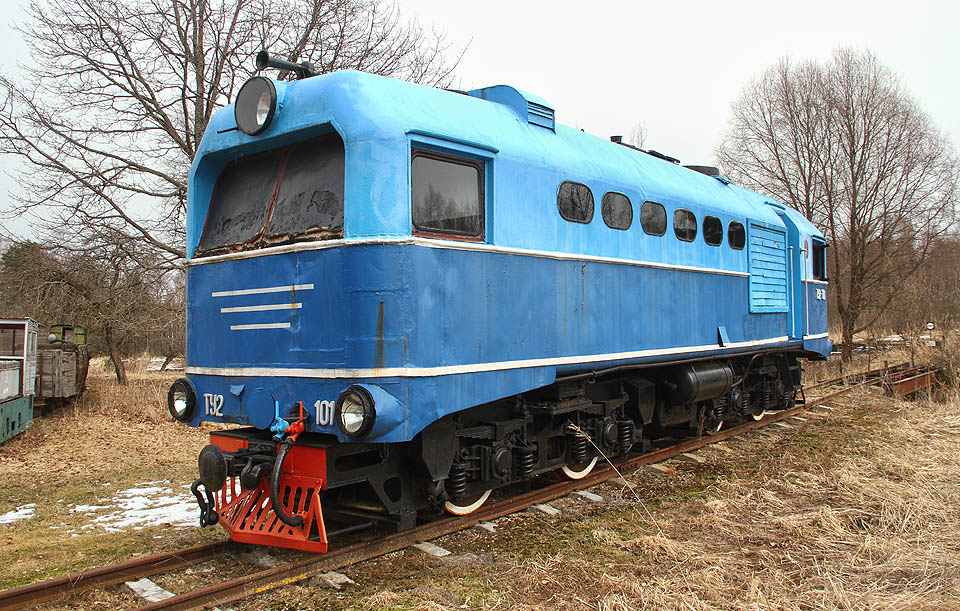 Krasavice ТУ2-101 pochází z roku 1957 a jezdila na různých drahách po Lotyšsku a Estonsku (celková souvislá síť úzkokolejek o rozchodu 750 mm v těchto zemích představovala před přestavbou na široký rozchod přes 2000 km).