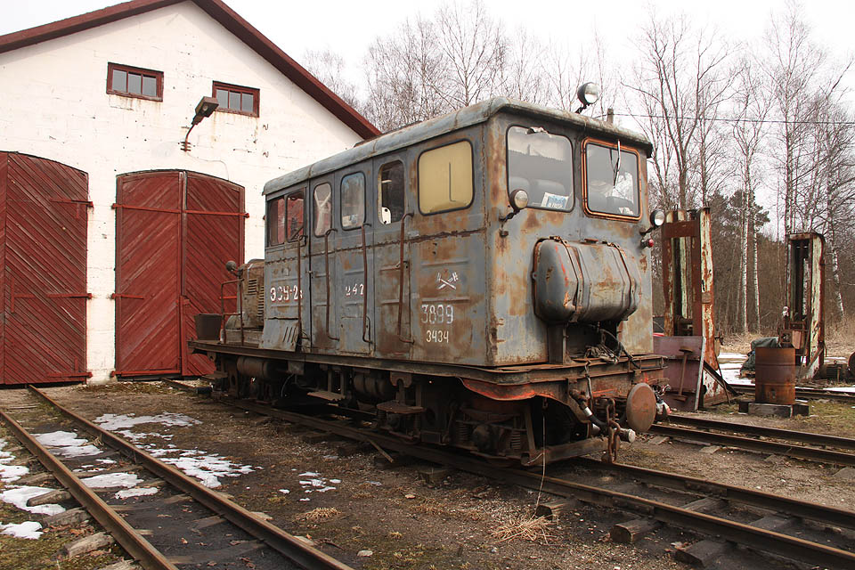 Posunovací lokomotiva, fungující také jako přepravní drezína ЭСУ2А-247 sloužila na dráze v Tootsi od svého zrození v roce 1978. V Lavassare je tento stroj jako jeden z mála v provozu i v zimě.