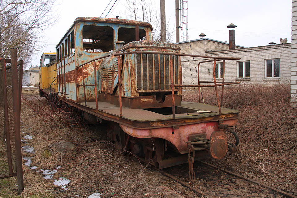 Zbytek dnes již nesjízdné dráhy k násypné rampě se používá k odstavování nepojízdných vozidel. Na snímku vrak lokomotivy ЭСУ2А neznámého výrobního čísla.