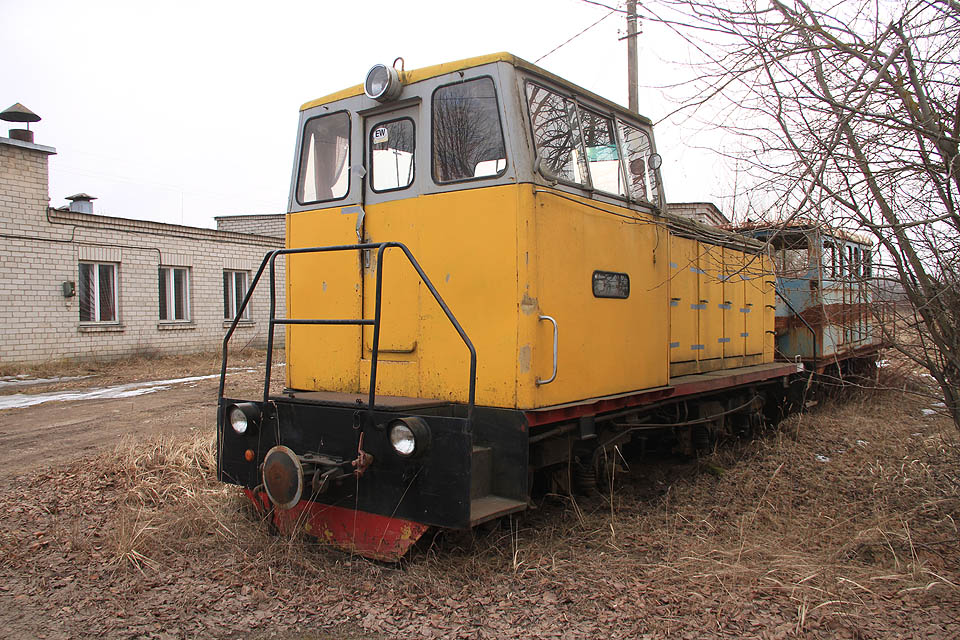 Lokomotiva ТУ6А-1775 je jedním ze dvou posledních strojů rašelinových dolů, které dojezdily v roce 2017. Stále je provozní a i v roce 2018 se používá pro přetahy nepojízdných vozidel. Na snímku stojí na posledním sjízdném úseku v závodě na kraji Lavassaare.