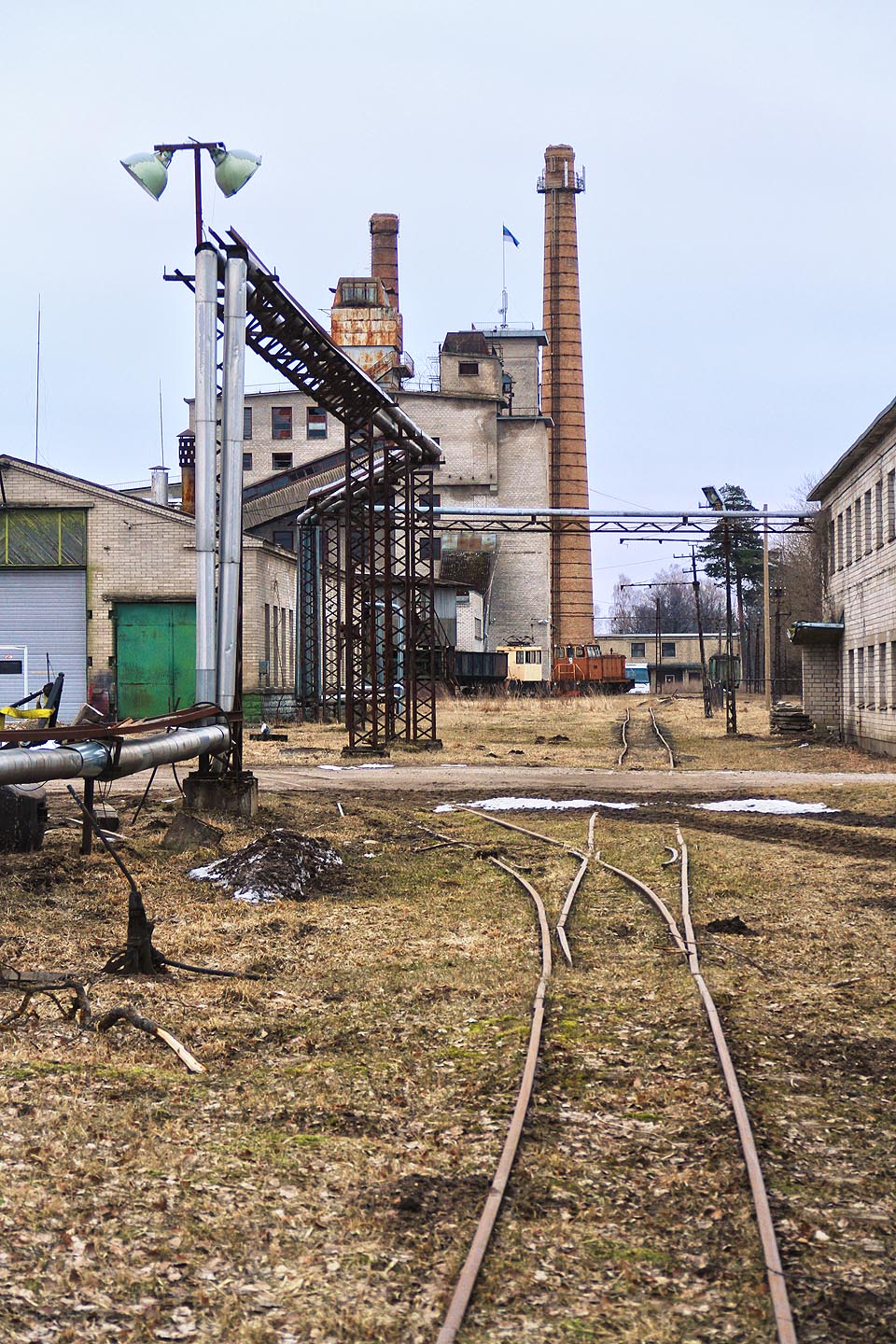 Jak už to v podobných provozech bývá, úzké koleje vedly v továrně původně úplně všude. Vlající estonská vlajka na střeše značí, že zde ještě není vše ztraceno - továrna čeká na rekonstrukci, jejíž součástí může být i obnova malé části úzkokolejky.