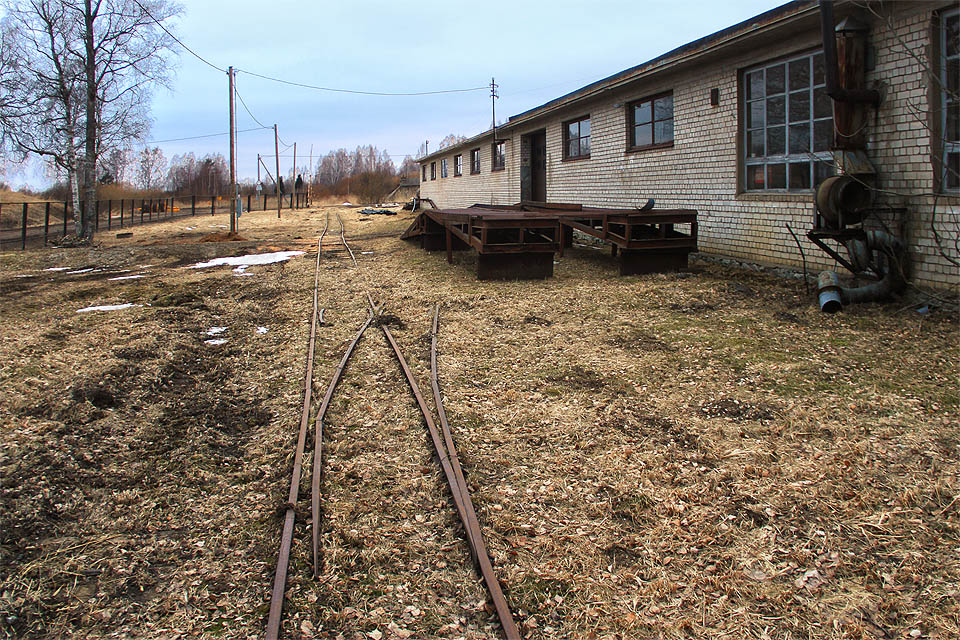 Drtivá většina kolejí vedoucích kdysi do dílen, depa a kjednotlivým provozům je však dneska slepá.