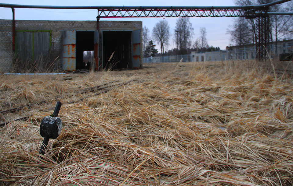Z postapokalyptické trávy se klube závaží úzkokolejné výhybky, kterou už zřejmě nikdy nikdo nepřehodí.