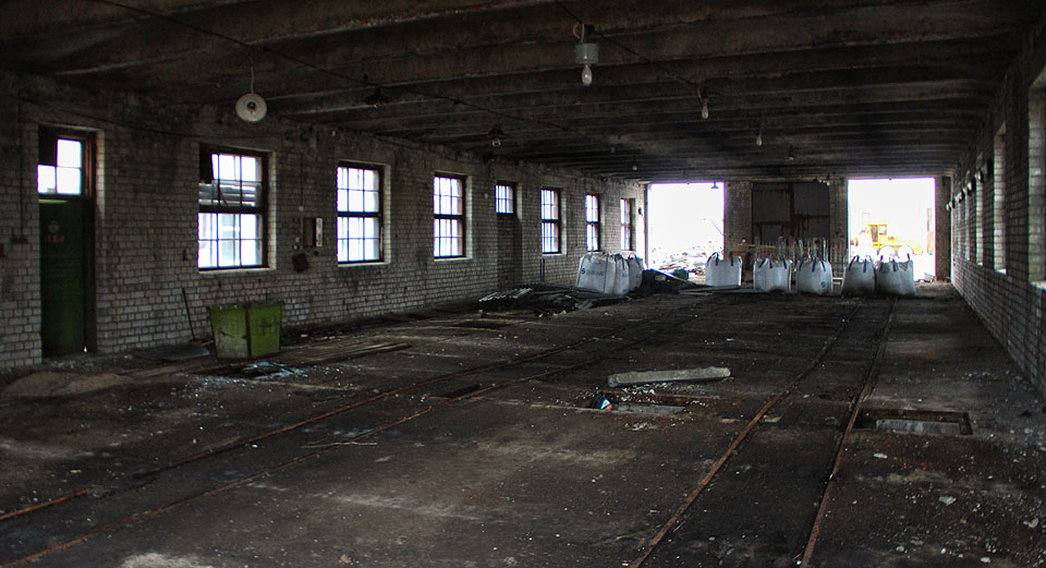 Železniční dílny zřejmě najdou jiné využití, zatím zde probíhá demolice nepotřebných částí a skromný úklid.