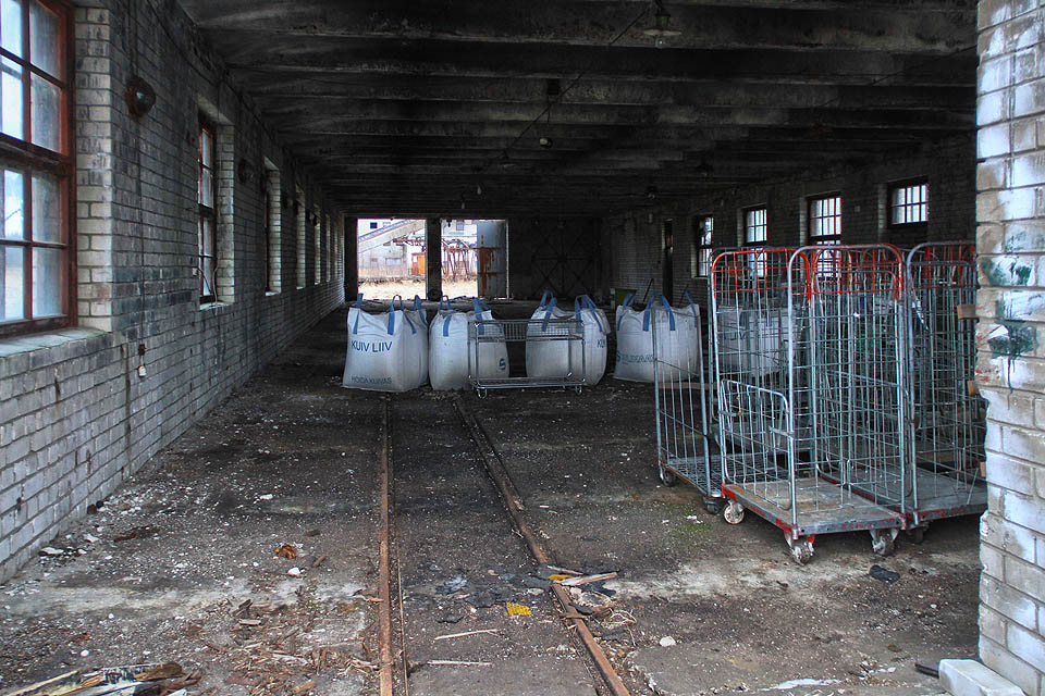 V depu úzkokolejky stojí vozíčky s kolečky, ale cosi se nám na nich nepozdává…