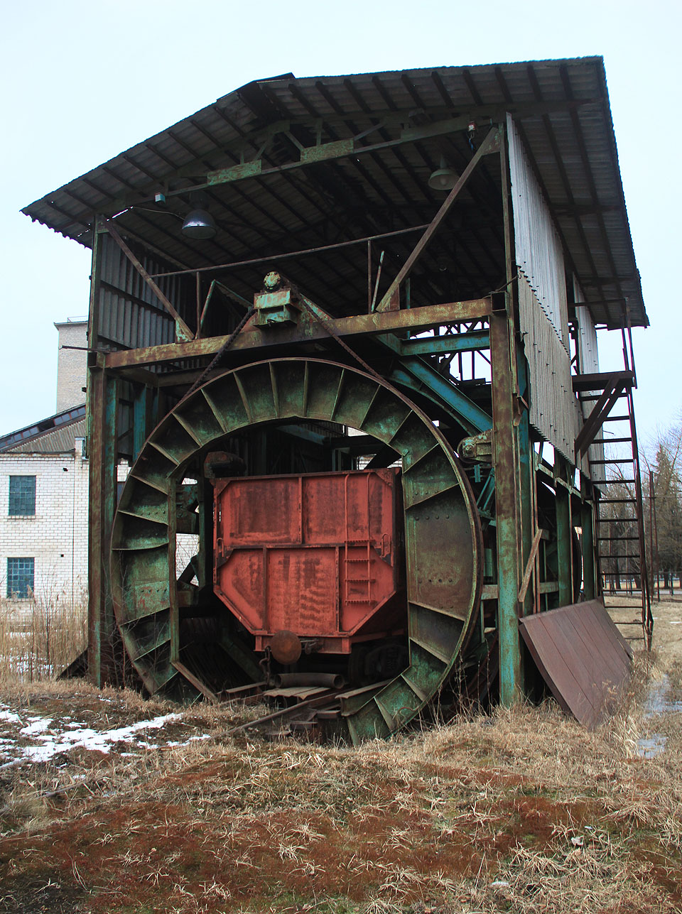 Rotační výklopník dovedl otáčet celé vozy s rašelinou vzhůru nohama. Podobně jako třeba výklopník na uhlí ve Chvaleticích.