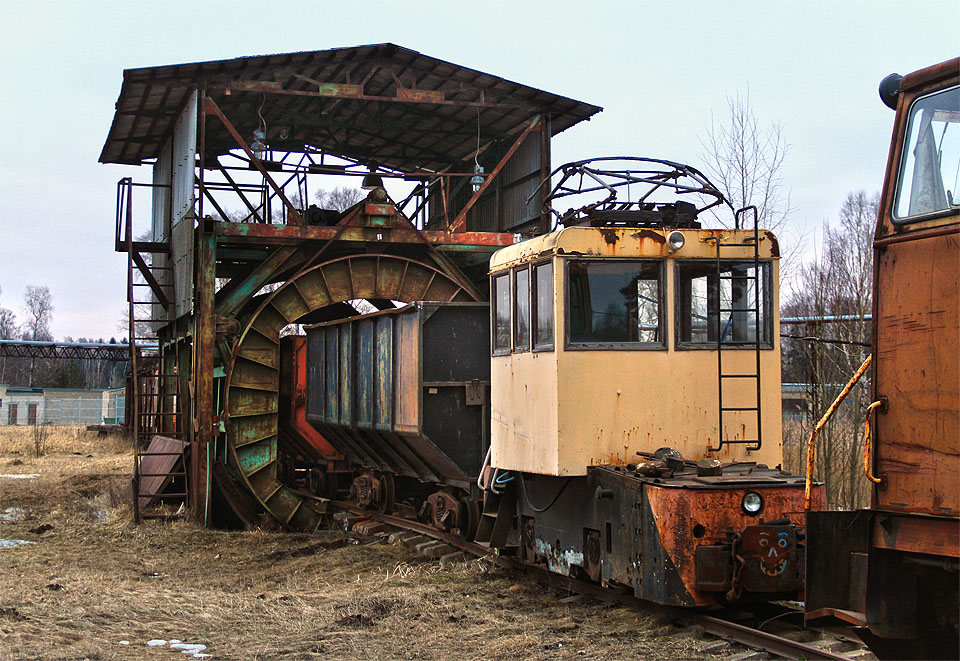 Pitoreskní elektrická lokomotiva К14 z Alexandrovska posunovala v areálu závodu s vagóny s rašelinou. V současnosti stojí s adalšími vozidly, jejichž osud je najistý, na jedné ze zbývajícíh kolejí u opuštěné budovy závodu.