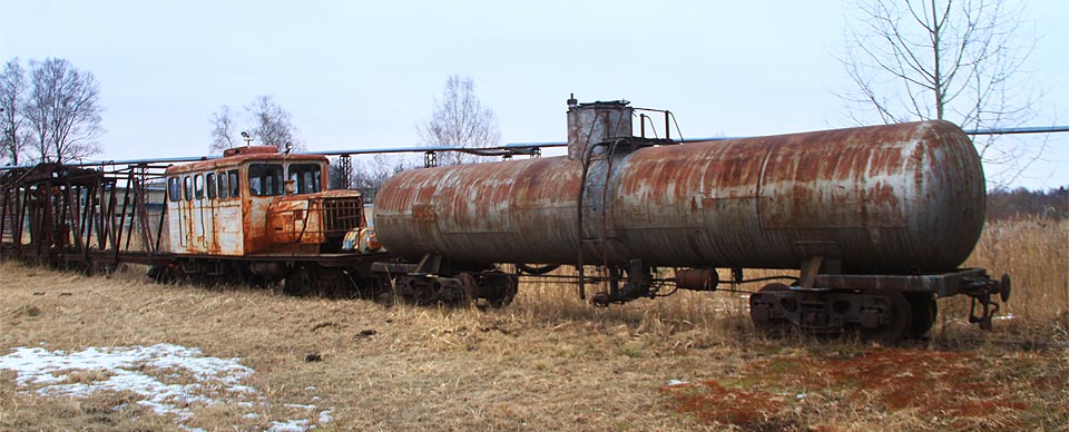 Zoufalá miniexpozice za továrnou však nabízí pohled i na jiné druhy vozidel. Třeba neobvyklou velkoobjemovou čtyřnápravovou cisternu, zřejmě sloužící pro dovoz pohonných hmot k těžebním strojům.