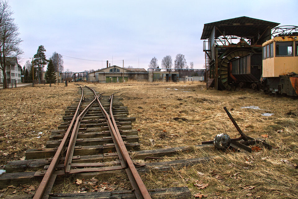 Za rozbřesku se vydáváme prozkoumat skromnou síť kolejí, která zbyla z rozsáhlé nákladové stanice v areálu závodu na výrobu rašelinových briket.
