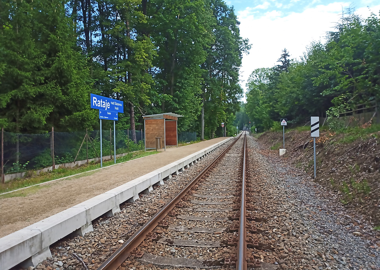 Pohled na zastávku v Ivani od jihozápadu (ve směru na Rataje).
