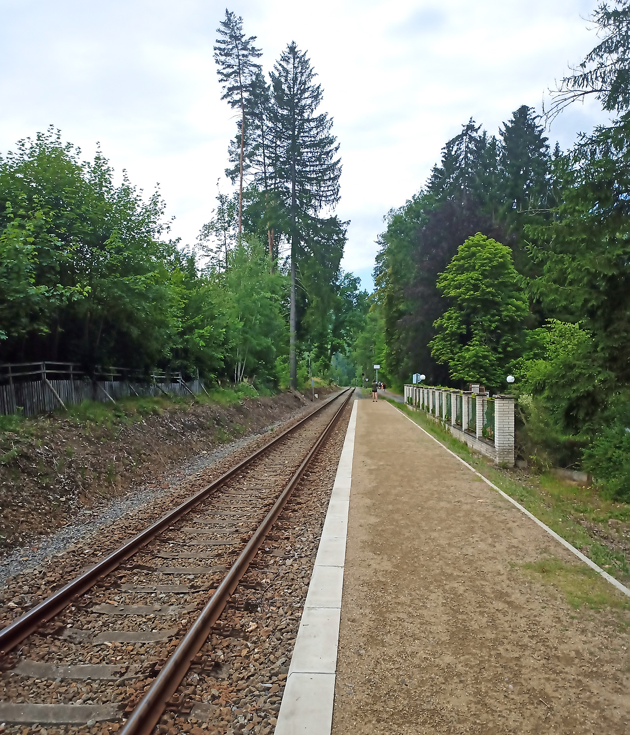 Pohled na zastávku v Ivani od severovýchodu (ve směru na Malovidy).