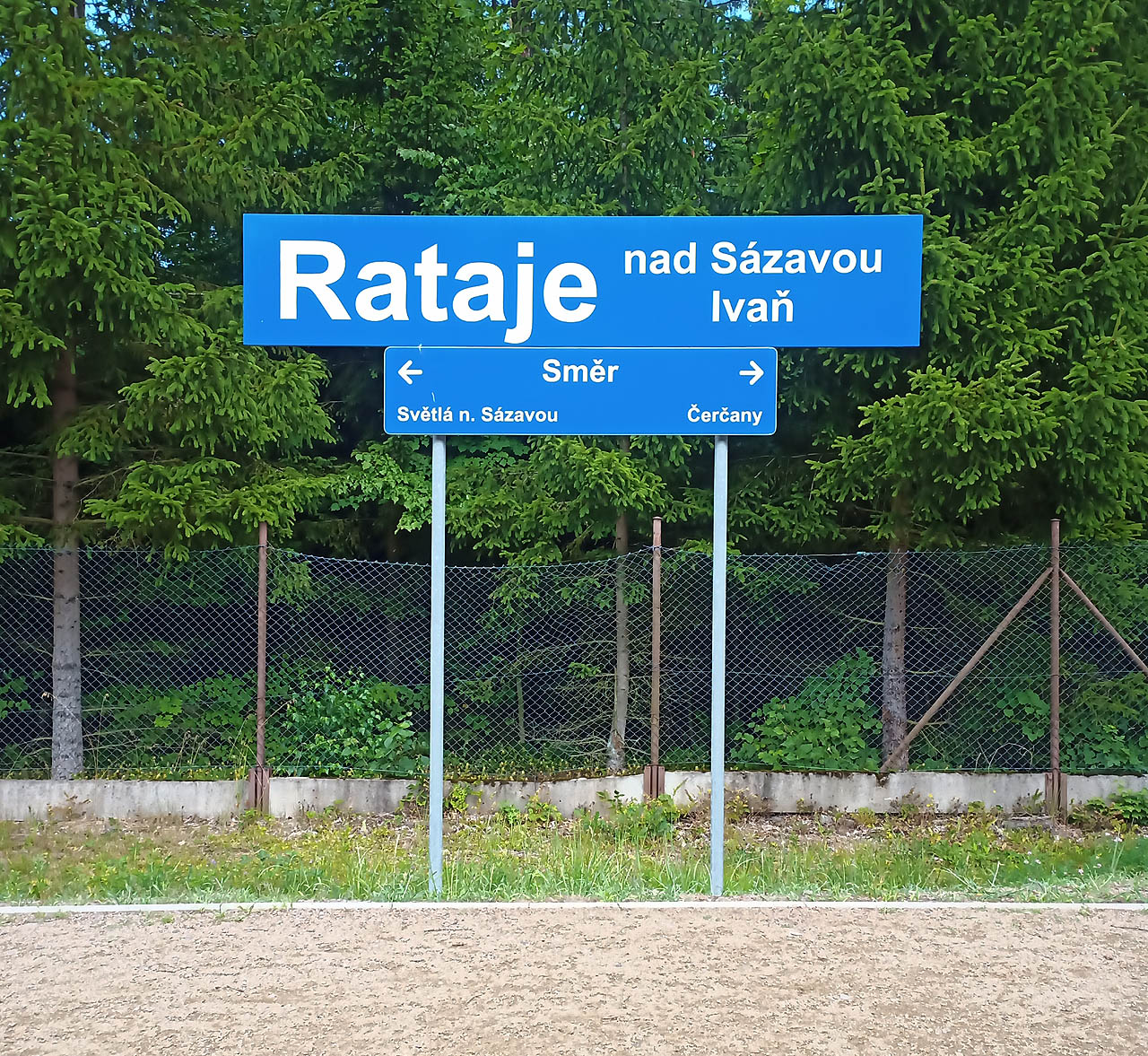 Zastávka leží na trati č. 212 Čerčany – Světlá nad Sázavou.