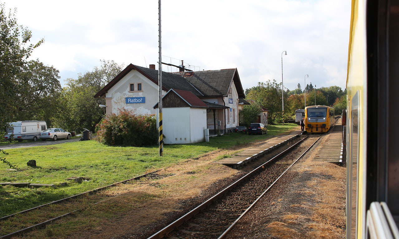 Pravidelné míjení vlaků Os22206 a Os22207 ve stanici Ratboř v neděli 6. října 2019.
