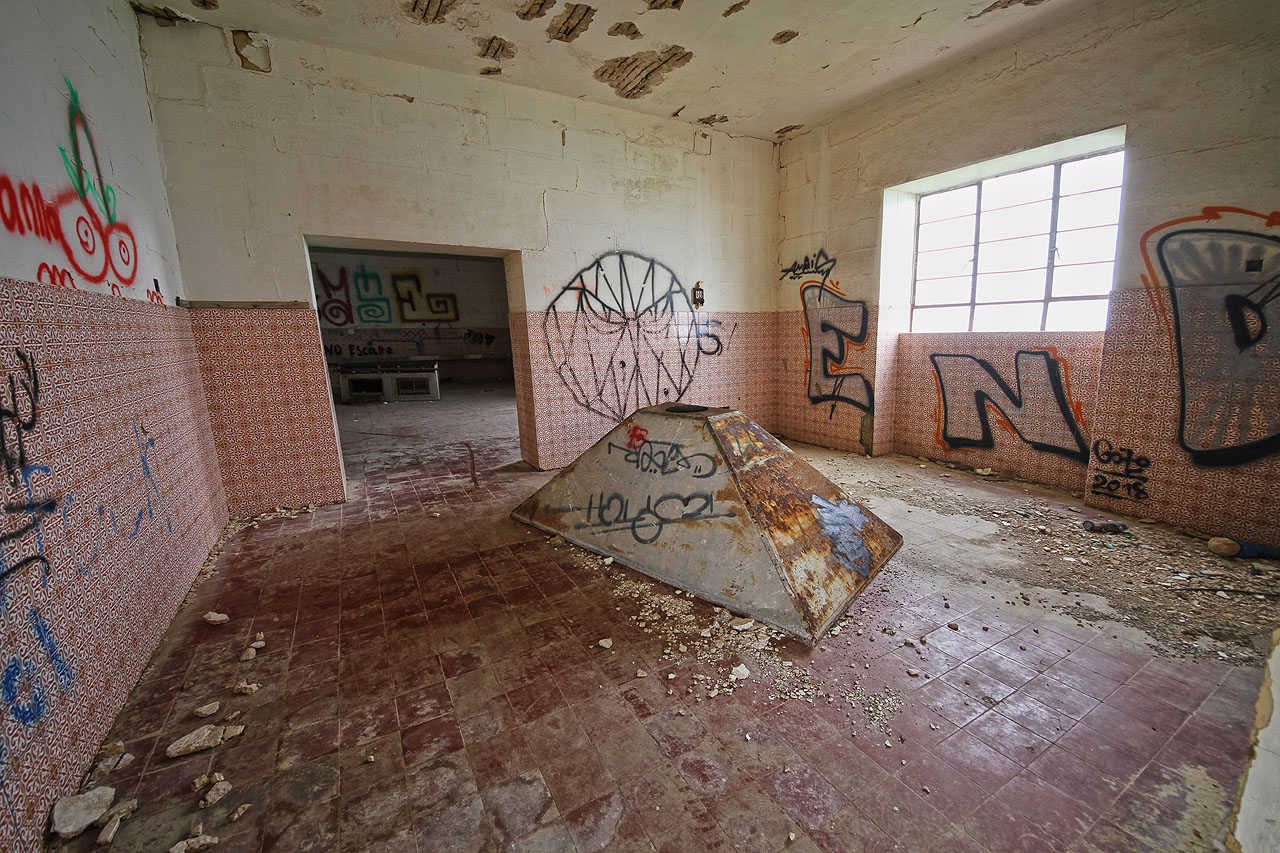 Jiným charakteristickým prvkem maltských staveb jsou ornamentální kachličky, inspirované arabským světem. 