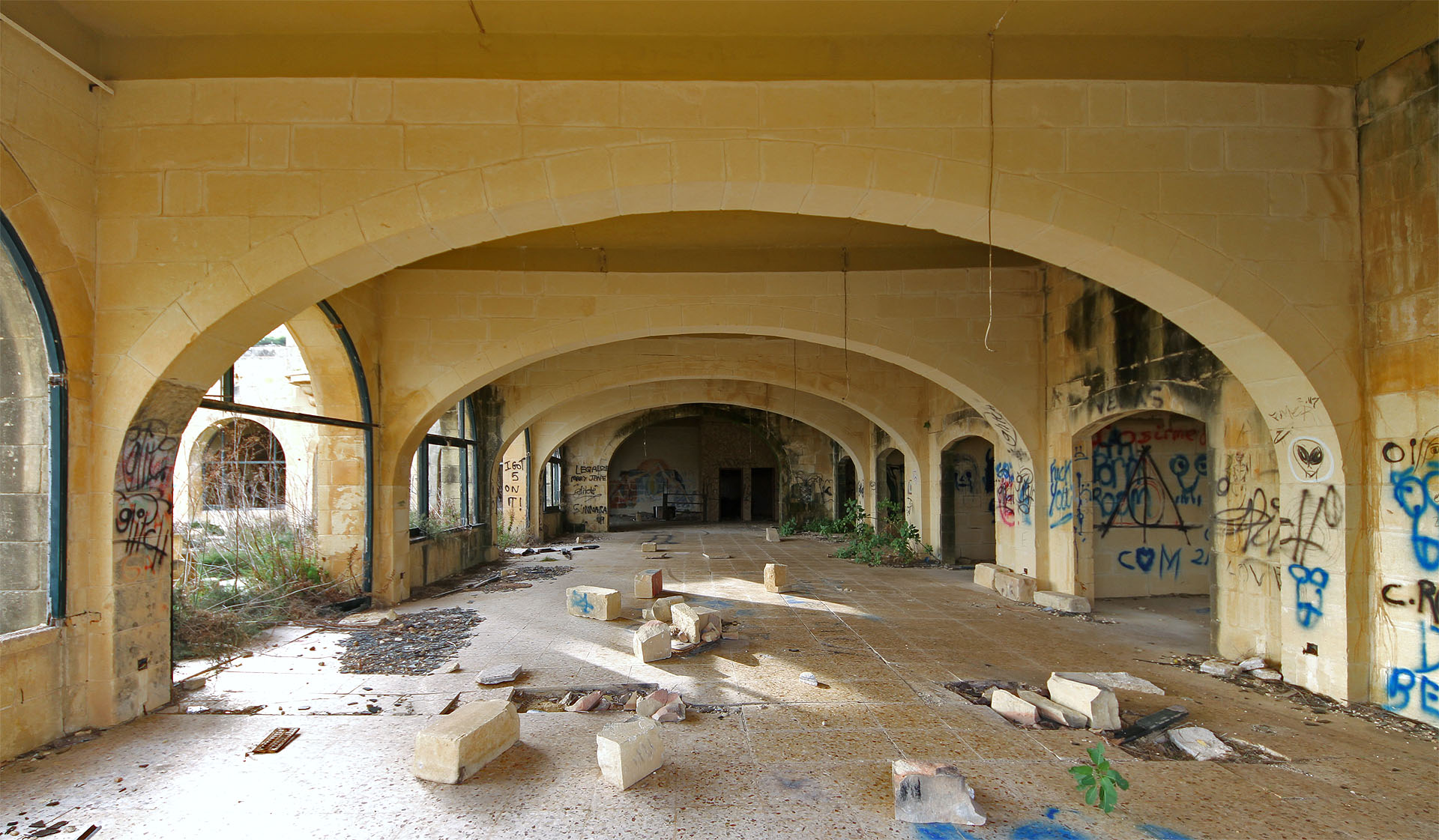 Ještě na skok v hlavním sále, kde mezi dlaždicemi začínají ve 4. desetiletí opuštěnosti rašit keře přímo v místnosti.