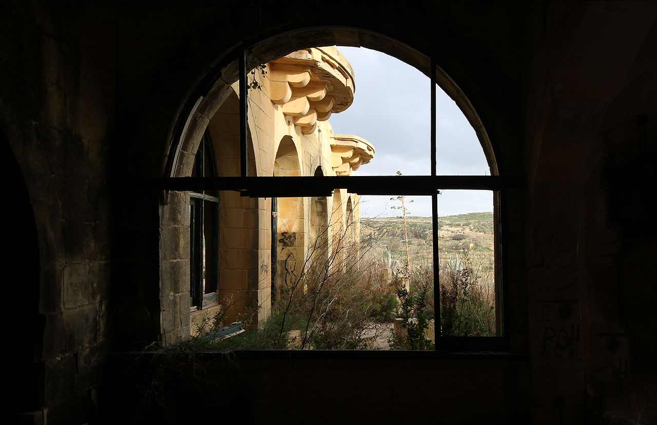 Maltská architektura je pro Středoevropana velice zajímavá. Italské baroko se tu prolíná s antickými vzory, prvky islámské architektury a moderním tvaroslovím. To vše striktně v okrovém odstínu místního vápence. To, co by snad jinde působilo jako nesourodý slepenec a kýč, dostává díky tradičnímu materiálu na Maltě klidný a sebevědomý výraz.