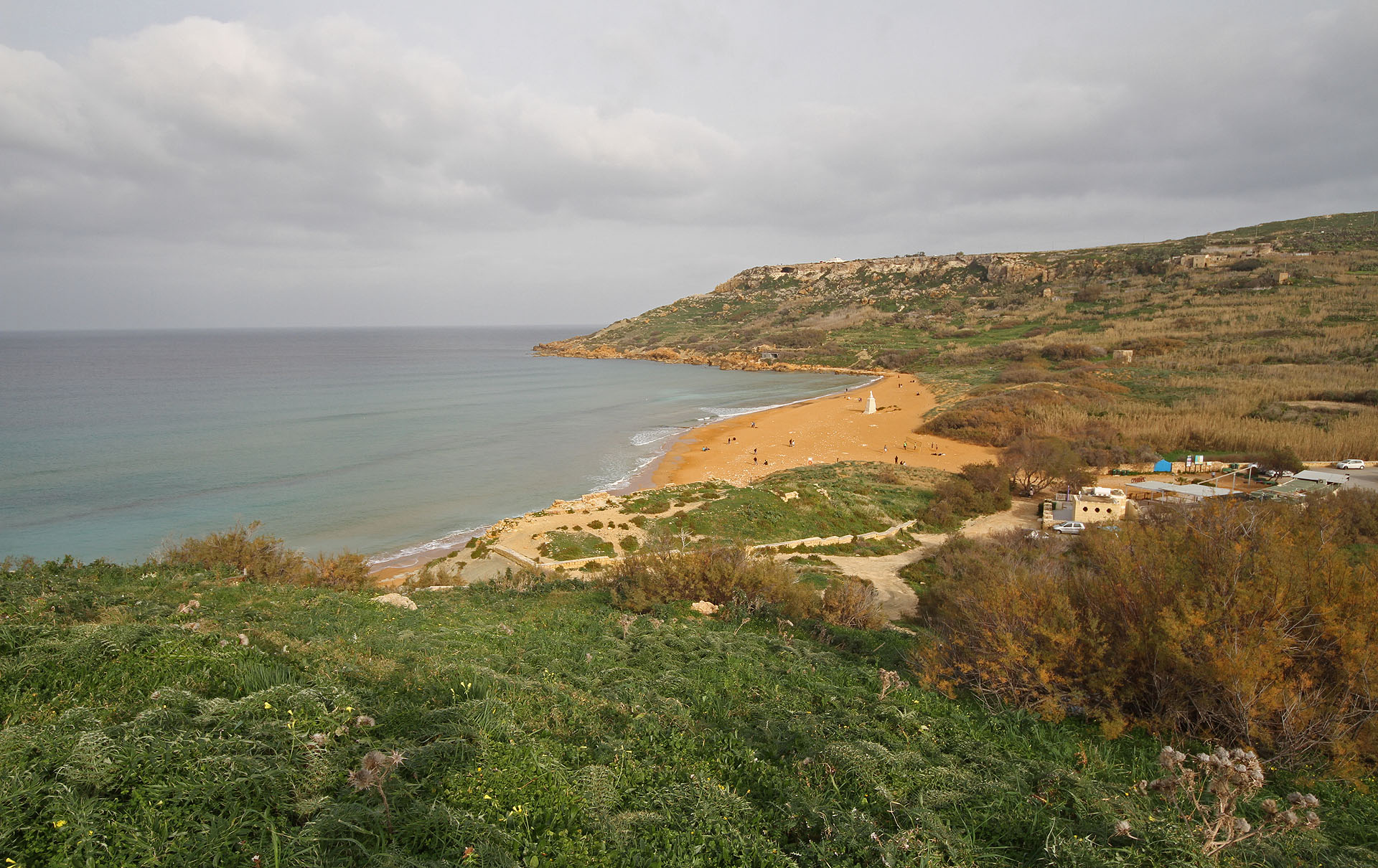 Zátoka Ir-Ramla l-Ħamra (Rudé písky), zkráceně Ramla. Zdejší pláže vděčí za svoji ostře oranžovou barvu právě maltskému vápenci zbarvenému do žluta až oranžova příměsemi jílů.