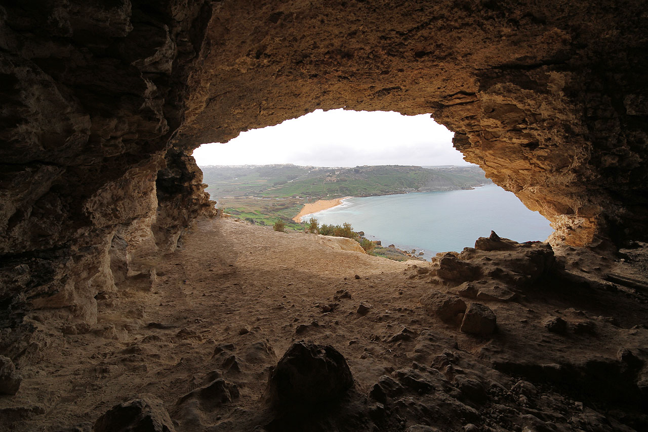 Zátoku Ir-Ramla l-Ħamra včetně nedokončené restaurace Ulysses Lodge lze pozorovat z vápencové jeskyně Mixta. Na protějším kopci se nachází podobná ale větší Kalypsina jeskyně, ve které podle pověsti Kalypsó věznila Odyssea.