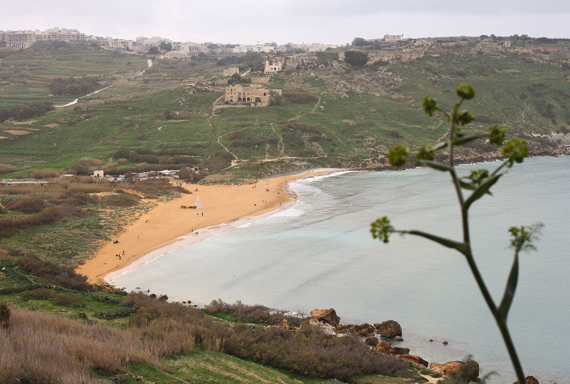 Objekt restaurace jasně dominuje skalnaté stráni pod Xagħrou. Pláň nad zátokou je hustě zastavěna a místní úřady dnes omezují výstavbu dalších domů - ostrov Gozo je svojí rozlohou menší než Jihlava a s apetitem, který mají developeři, by trvalo jej úplně zastavět jen pár týdnů.