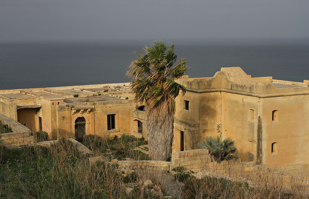 Na ramelské pláži se návštěvníci koupou celoročně, pobřeží lemují palmy. Vstupme nyní do kamenného komplexu oOdysseovy šopy a prohlédněme si jej blíže.