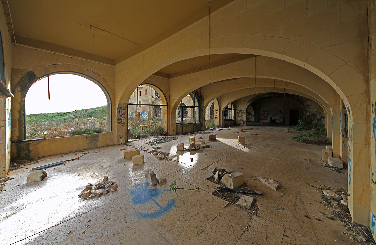 Hlavní sál restaurace. Stropy jsou sice železobetonové, ale nesené konstrukcí odvážných kamenných oblouků.