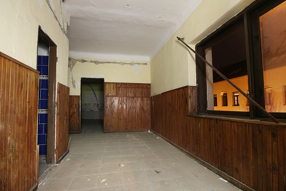 Skutečná předsíň v horním patře domu se zdá být v relativně dobrém stavu.