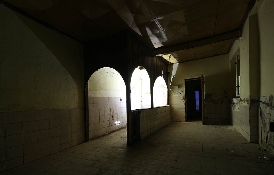 Při vhodném osvětlení může dlouho opuštěný prostor vyvolávat lehce sakrální pocity.
