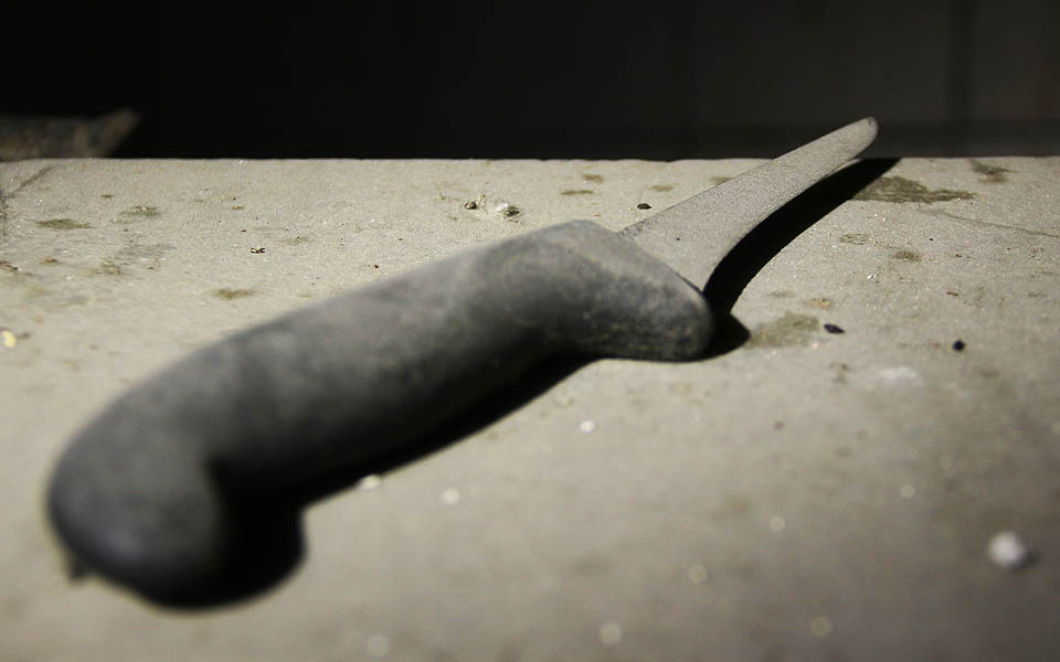 Po poseldních obyvatelích domu tu mnoho věcí nezbylo. Nůž zbroušený téměř až na nulu však nesmí chybět. Možná se s ním dalo i házet?