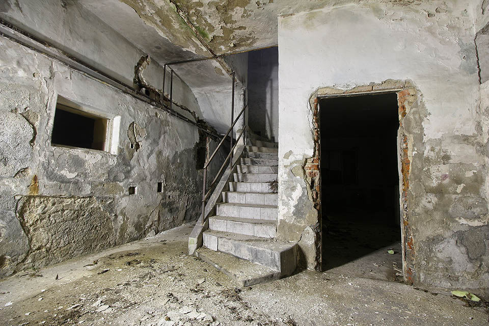 Lákavě vypadající schodiště umožňuje nakouknout také do horního patra domu.