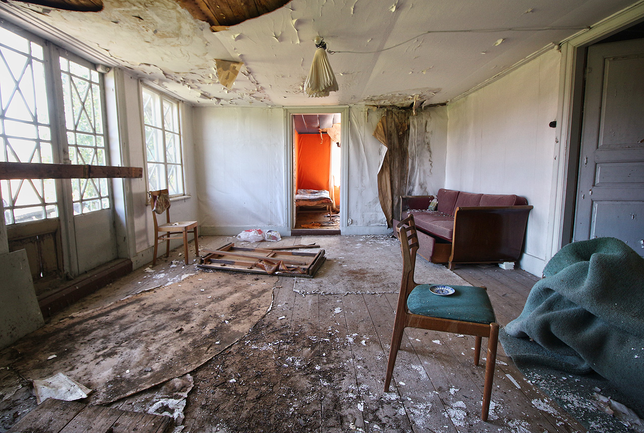 Je až k neuvěření, že dřevěný dům vydržel tři desítky bez svých obyvatel a jeho konstrukce je stále dostatečně pevná a foremná.