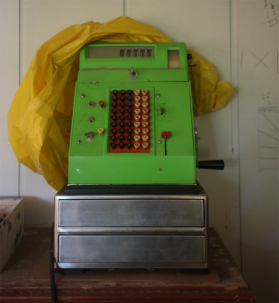 …a mladší elektricko-mechanické pokladny. Obě z doby před zavedením EET ve Švédsku.