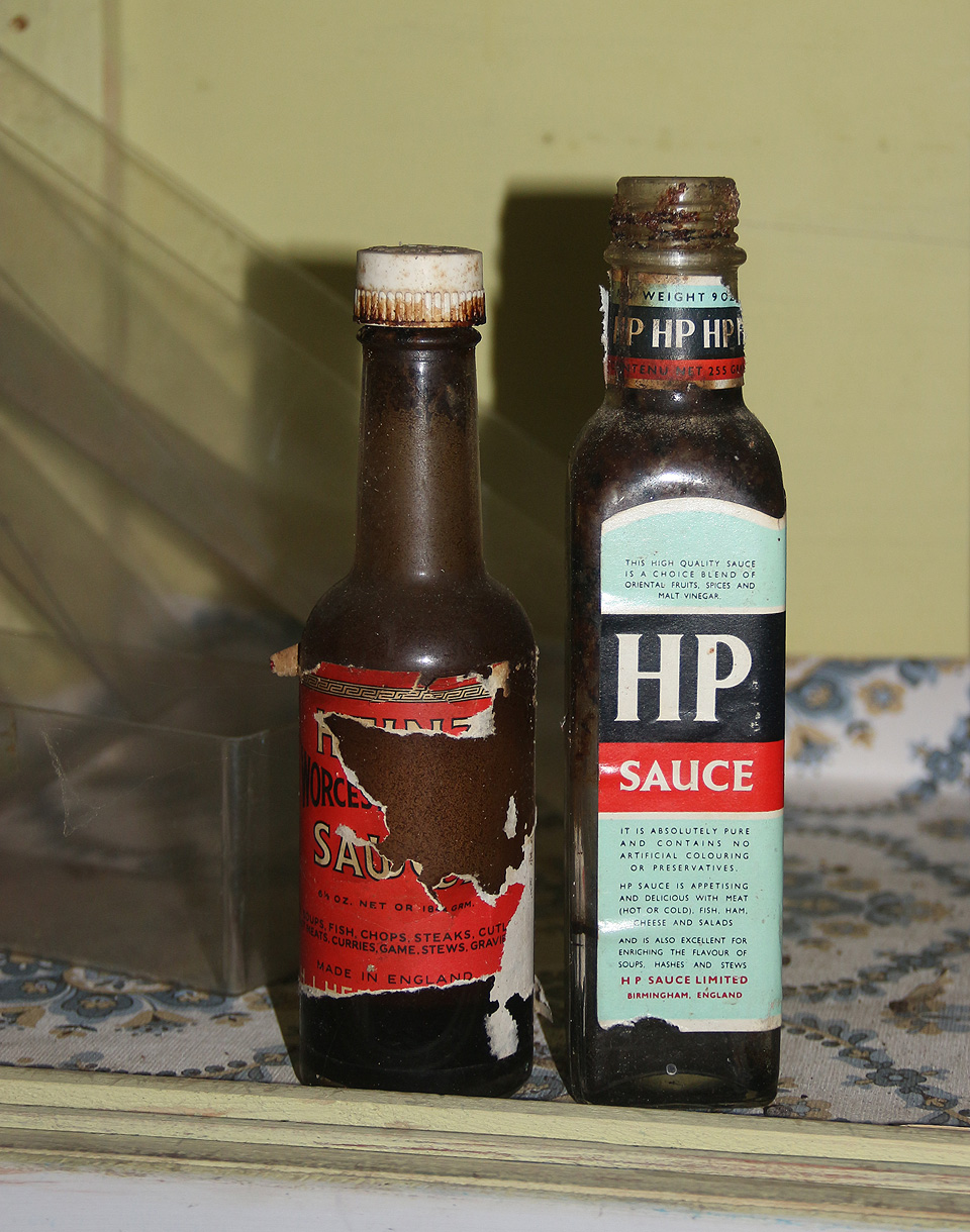 Omáčka HP je UHO britského parlamentu. V zachovalém designu z 80. let 20. století čeká za vchodem do domu na své odvážné strávníky.