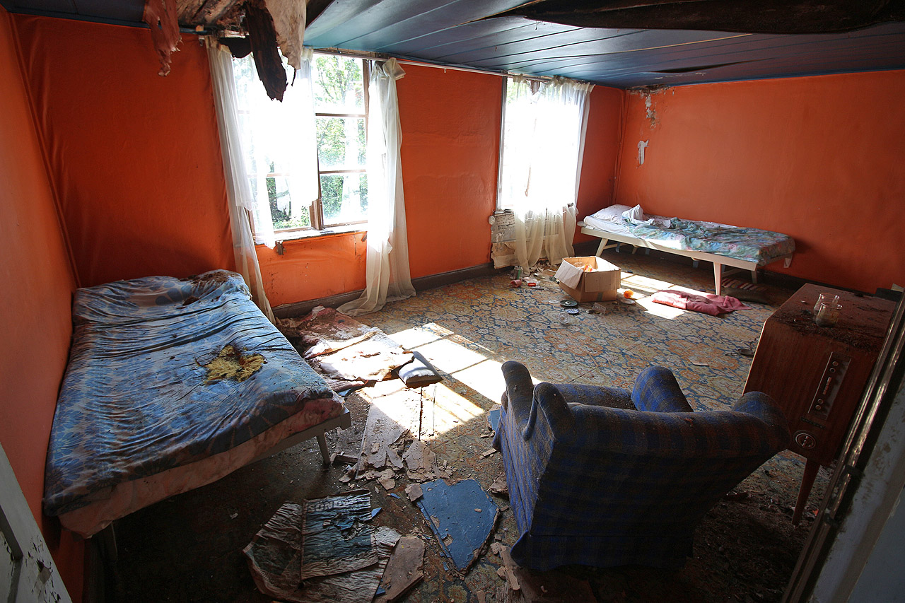 Ložnice s televizí a kachlovými kamny vypadá i po létech docela útulně.