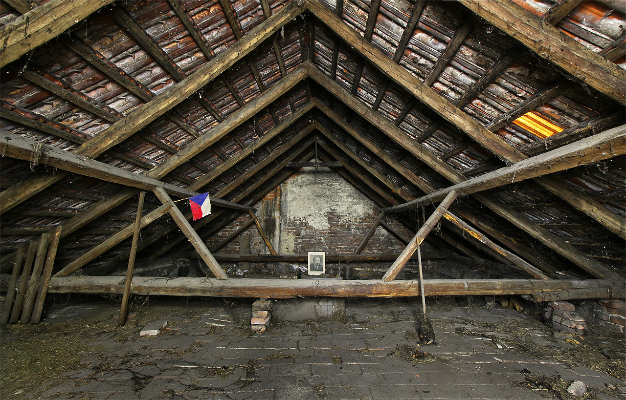 Půda ukrývala kromě československé vlaječky také jedno sovětské překvapení.