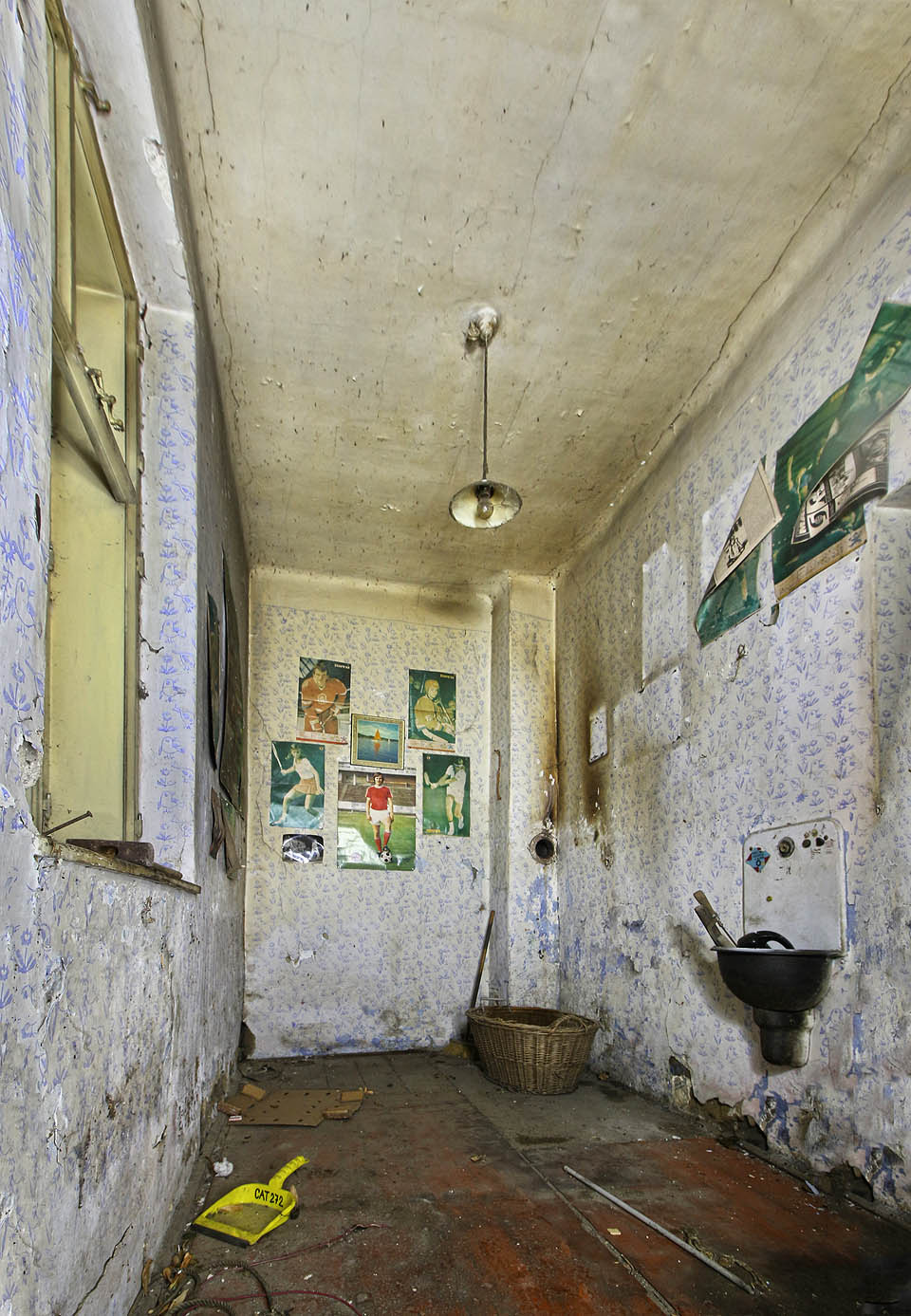 Původní kuchyně později zřejmě prošla změnou využití a stala se dětským pokojem.