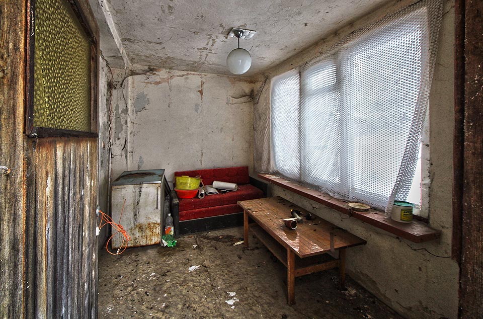 Syrová předsíň a otevřené dveře jako by přímo vyzývaly k návštěvě… Syrová předsíň a otevřené dveře jako by přímo vyzývaly k návštěvě…