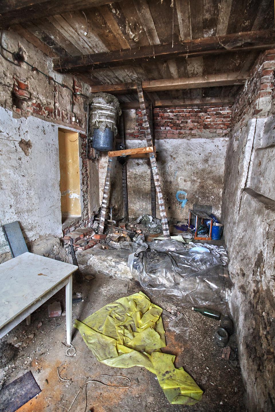 Komora s bojlerem a zbytky regálů. Ještě nedávno bylo tohle všechno v provozu. Komora s bojlerem a zbytky regálů. Ještě nedávno bylo tohle všechno v provozu.