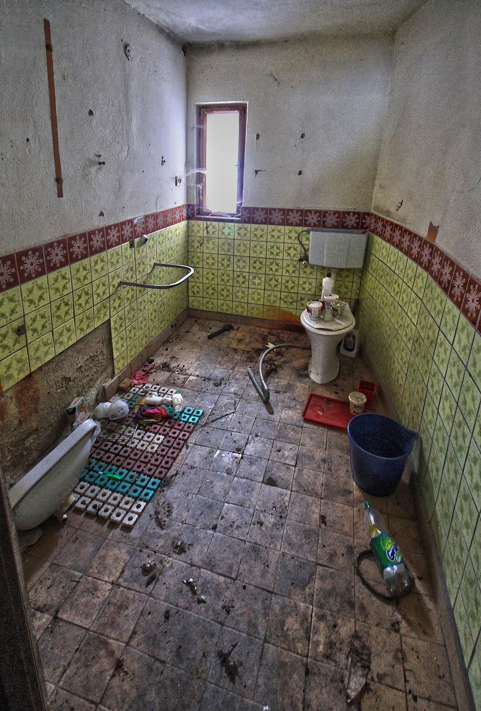 Z koupelny si někdo odnesl vanu. Z koupelny si někdo odnesl vanu.