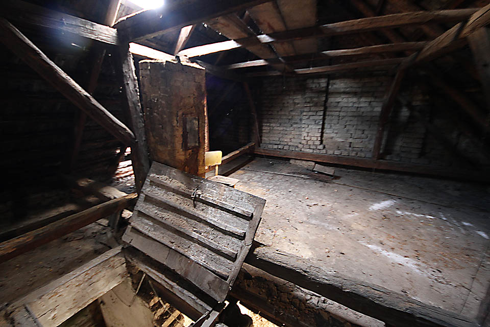 Pod vlivem deště, který protéká skrz děravou střechu se půda stává neprůchodnou. prohnilá prkna hrozí probořením.