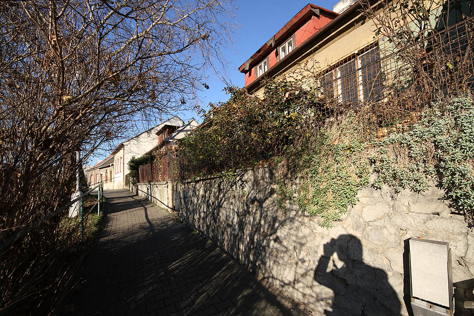 Kamenná zeď předzahrádky kdysi spadla do úzké Královpolské uličky, která se šplhala vzhůru do kopce ke Staré Tišnovce.