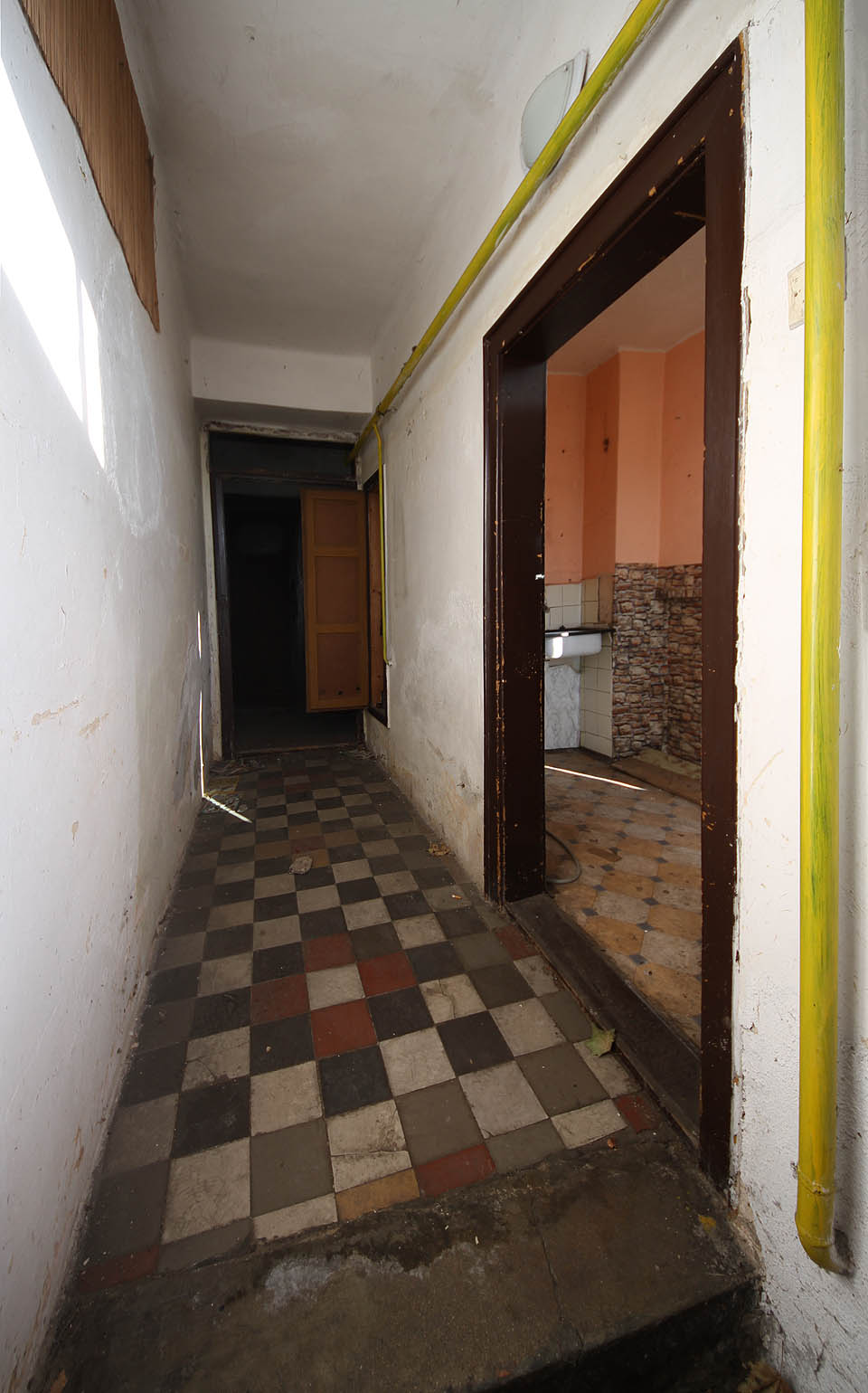 Ačkoliv je dlažba v chodbě domu č. 71 ve skutečnosti pětibarevná, přesto připomíná depresivní vzory na chodbách Ústavu matematiky a statistiky Masarykovy univerzity.