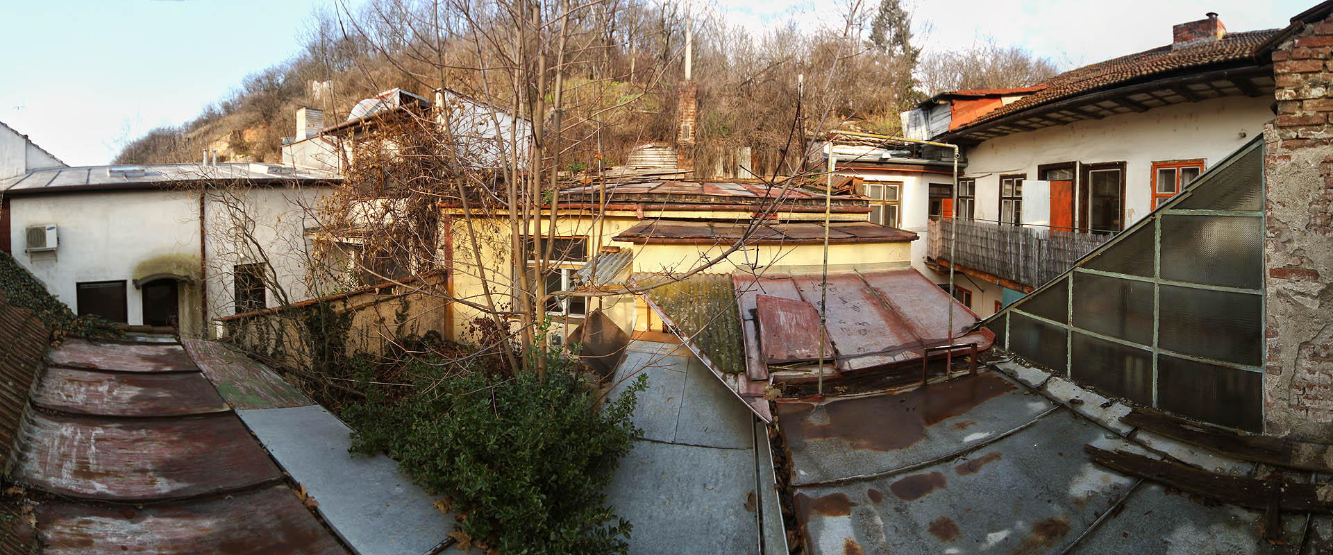 Při pohledu z ploché stříšky domu č. 69 vidíme postupně dvorky domů č.  67, 69 a  71.