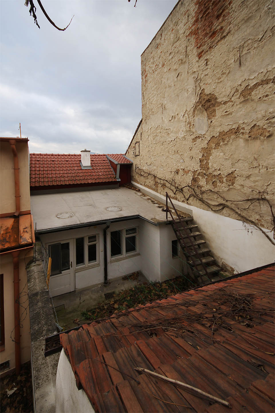 Vlastní půdorys domku je nejmenší z celé kolonie, prostor k životu trošku zachraňuje dvorní přístavba s plochou střechou, která dobře poslouží také jako letní terasa. Po zdi sousedního domu č. 71 se plazí šlahouny hroznového vína.