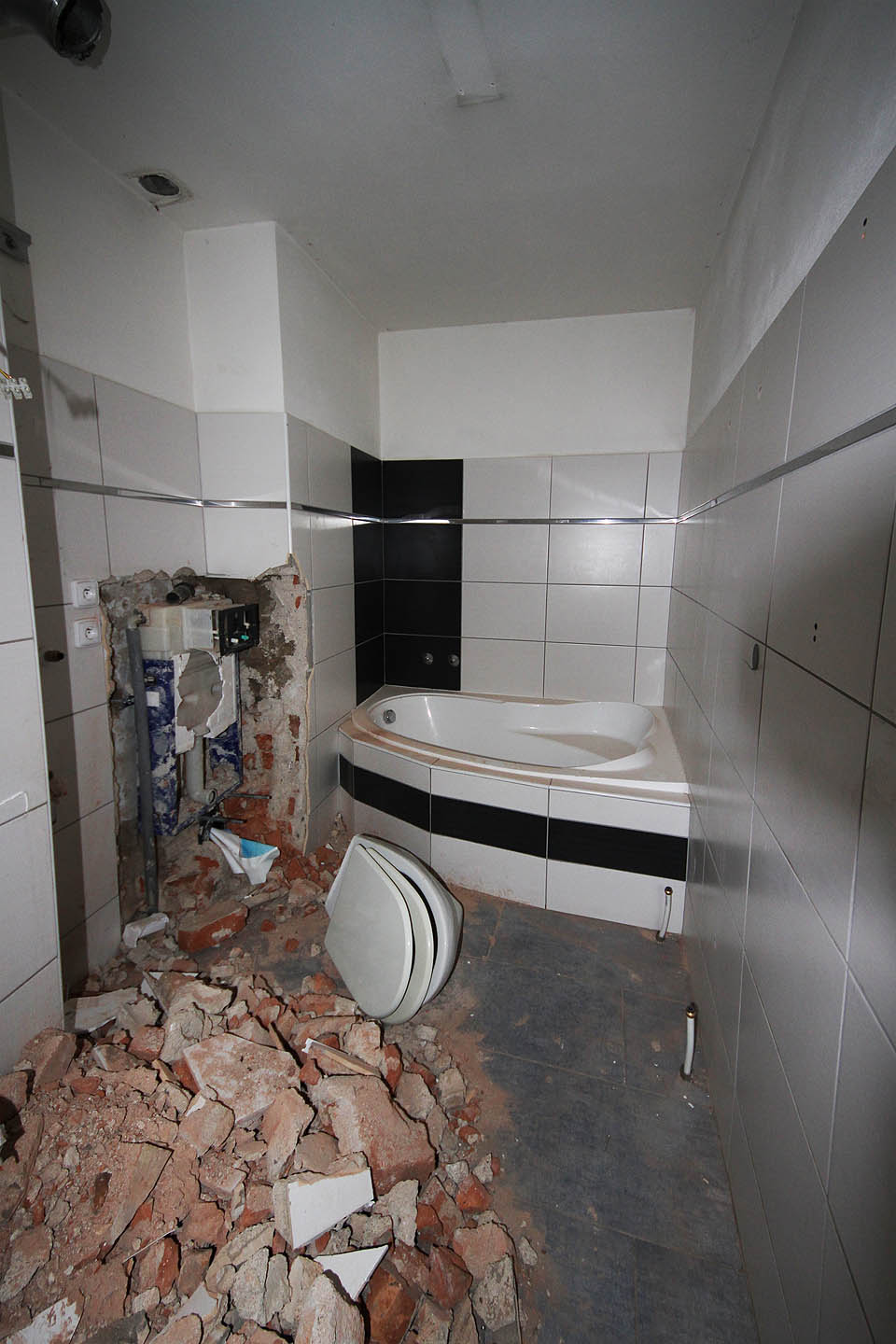 Zavěšené záchody jsou dobrá věc, ale zjevně mají určitou maximální povolenou hmotnost. Pokud ji přesáhnete, záchod se jednoduše utrhne ze zdi. A nebo tam byl zazděný poklad?