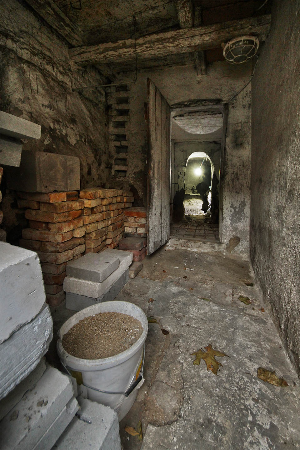 Také ve sklepě je vše stísněné, jak se na dělnickou kolonii sluší a patří.