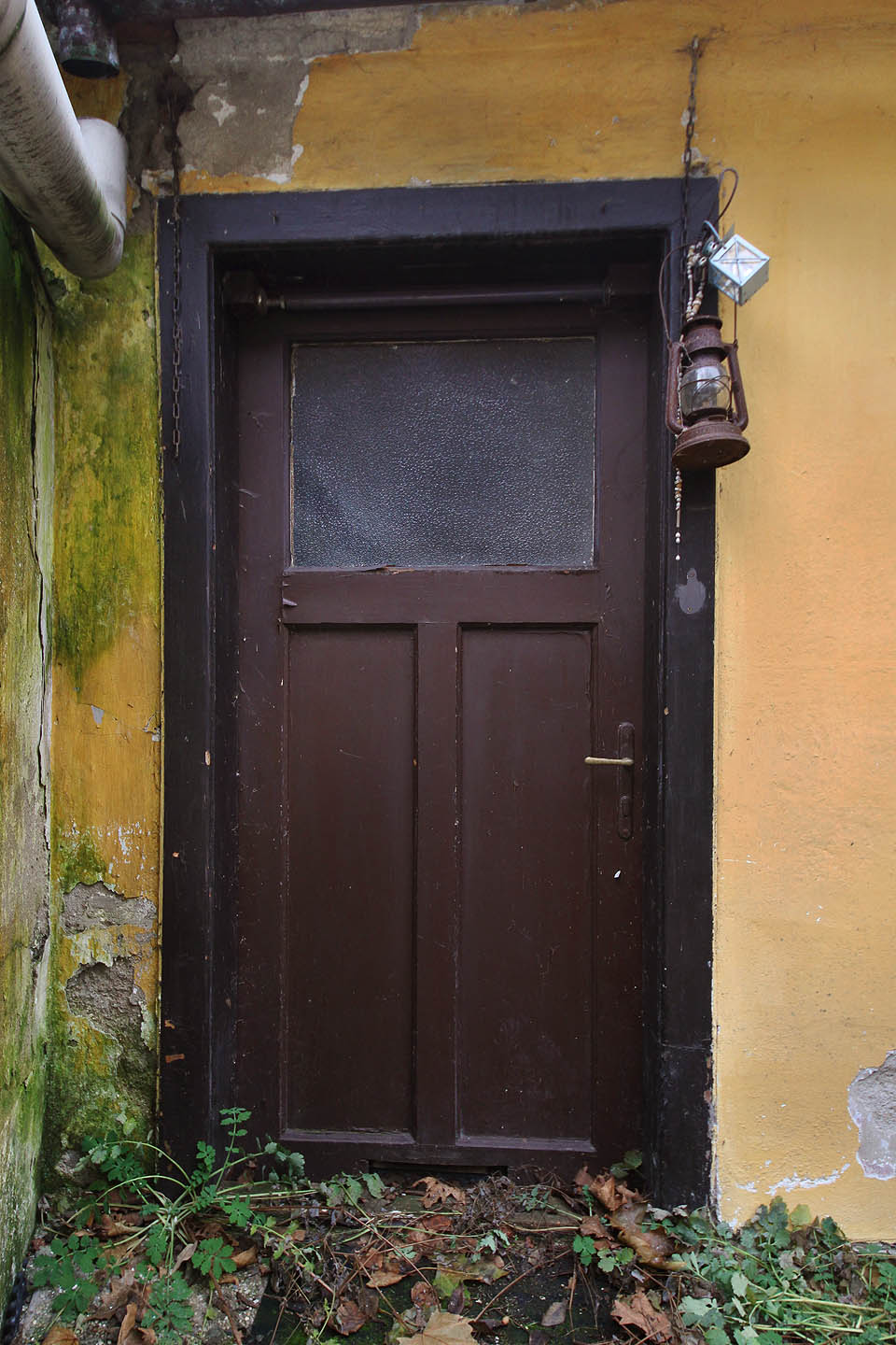 Vstup s dvojicí petrolejových lamp vypadá tak nějak westernově.