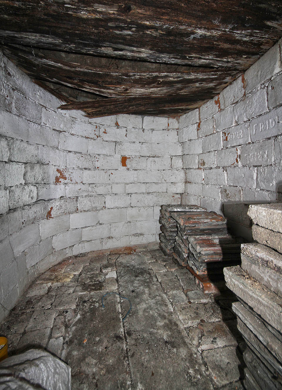 Zvláštní, obloukovitý tvar sklepa byl zřejmě definován tvrdostí skály, do které jej někdejší obyvatelé vyrazili.